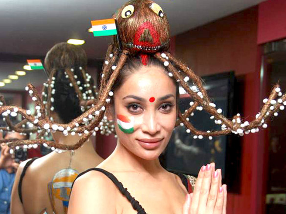 Sofia Hayat Gets Her Bare Back Painted Photo Of Sofia Hayat From The