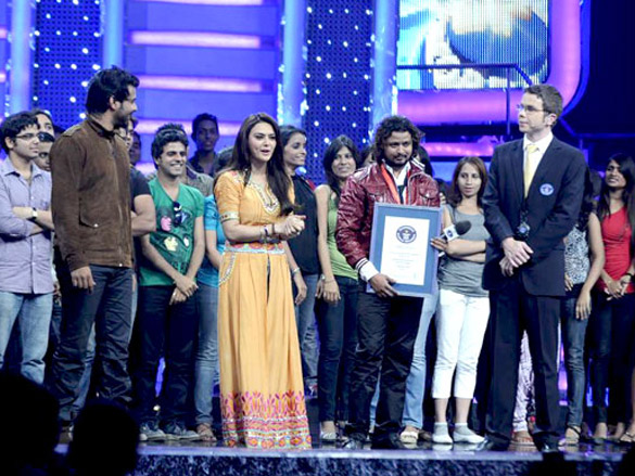 Occupy a little future Preity and Salman on the sets of 'Guinness World Records – Ab India Todega'  | Photo Of Preity Zinta,Salman Khan From The Preity and Salman on the sets  of 'Guinness World Records -