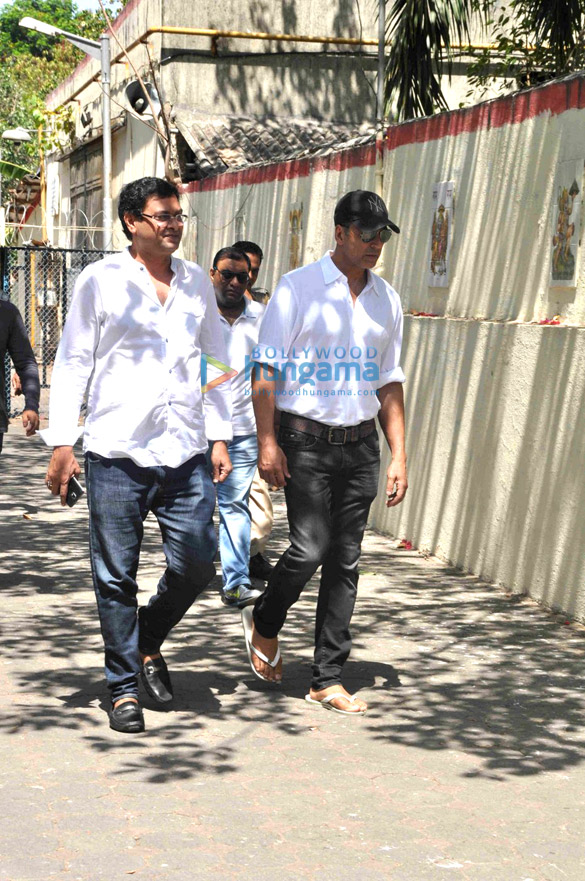 Akshay Kumar, Abhishek Bachchan, Riteish Deshmukh and others attend Vikas Mohan’s last rites Akshay Kumar
