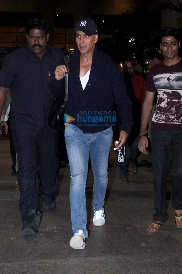 Akshay Kumar, Kriti Sanon, Yami Gautam & Elli Avram snapped at the airport Akshay Kumar, Kriti Sanon, Yami Gautam & Elli Avram snapped at the airport