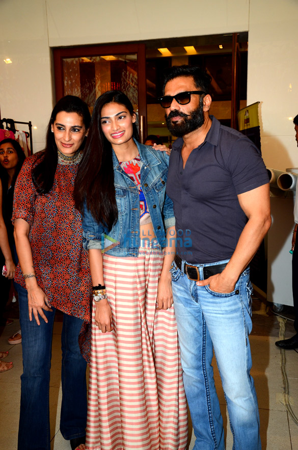 Celebs grace the 50th charity exhibition Of Mana Shetty’s ‘Save The Children India’ Celebs grace the 50th charity exhibition Of Mana Shetty's 'Save The Children India'