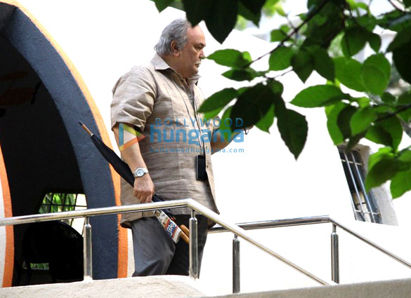 Rishi Kapoor snapped while shooting for his film ‘102 Not Out’ in Mumbai Rishi Kapoor snapped while shooting for his film '102 Not Out' in Mumbai