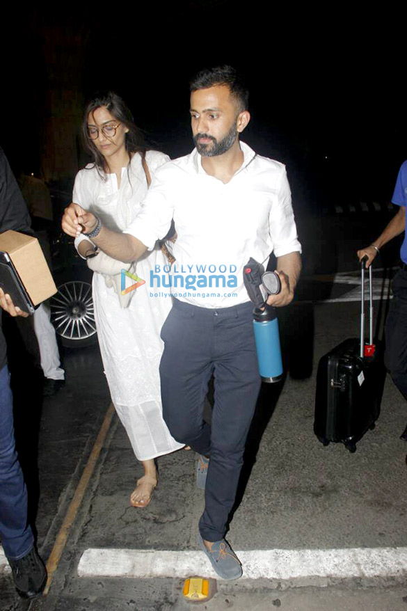 Sonam Kapoor snapped with rumoured boyfriend Anand Ahuja enroute to Delhi Sonam Kapoor snapped with rumoured boyfriend Anand Ahuja enroute to Delhi