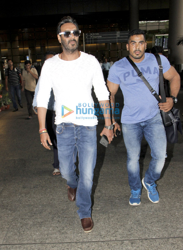 Ajay Devgn, Esha Gupta, Emraan Hashmi and Ileana D’Cruz snapped at the Mumbai airport Ajay Devgn, Esha Gupta, Emraan Hashmi and Ileana D'Cruz snapped at the Mumbai airport