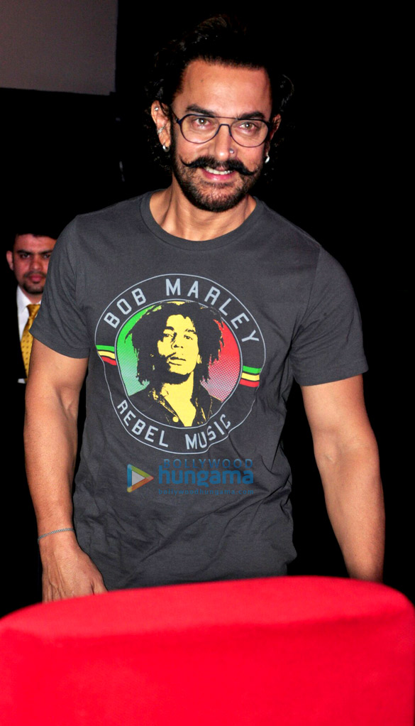 Aamir Khan unveils ‘Main Kaun Hoon’ song from ‘Secret Superstar’ Aamir Khan unveils 'Main Kaun Hoon' song from 'Secret Superstar'