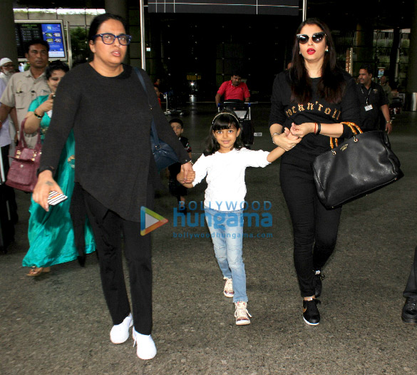 Aishwarya Rai Bachchan and Aaradhya Bachchan snapped at the airport Aishwarya Rai Bachchan and Aaradhya Bachchan snapped at the airport