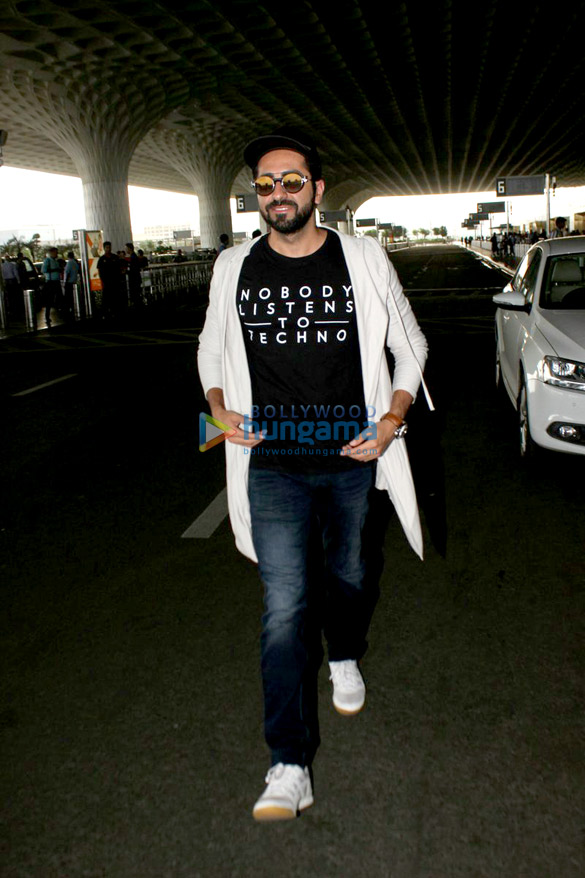 Kriti Sanon and Ayushmann Khurrana snapped at the airport Kriti Sanon and Ayushmann Khurrana snapped at the airport