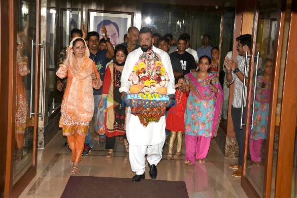 Sanjay Dutt’s Ganesha visarjan at Juhu Beach Sanjay Dutt's Ganesha visarjan at Juhu Beach