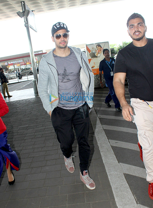 Sidharth Malhotra snapped as he leaves to promote his film ‘A Gentleman’ in Pune Sidharth Malhotra snapped as he leaves to promote his film 'A Gentleman' in Pune