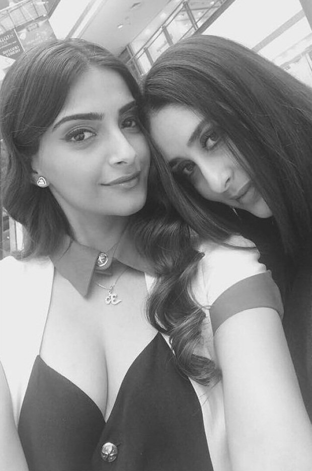 Check Out Sonam Kapoor And Kareena Kapoor Khan Bond On The First Day