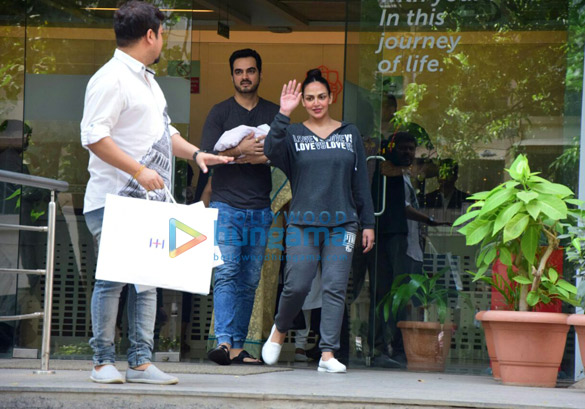Esha Deol & Bharat Takhtani snapped with their newborn baby girl Esha Deol & Bharat Takhtani snapped with their newborn baby girl