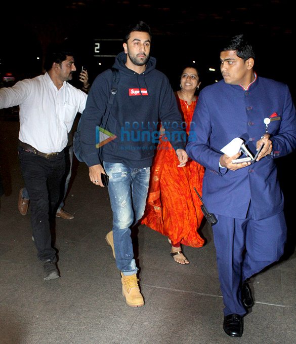 Ranbir Kapoor, Varun Dhawan and others snapped at the airport at night Ranbir Kapoor, Varun Dhawan and others snapped at the airport at night