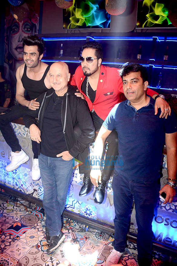 Anupam Kher, Manish Paul, Mika Singh snapped at ‘Baa Baaa Black Sheep’ promotional song shoot Anupam Kher, Manish Paul, Mika Singh snapped at Baa Baaa Black Sheep promotional song shoot