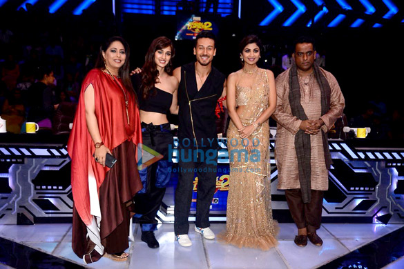 Tiger Shroff and Disha Patani snapped promoting ‘Baaghi 2’ on sets of Super Dancer Chapter 2 Tiger Shroff and Disha Patani snapped promoting 'Baaghi 2' on sets of Super Dancer Chapter 2
