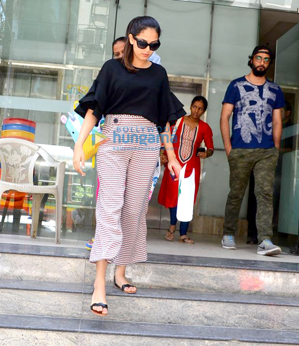 Mira Rajput spotted with daughter Misha Kapoor at a playschool in