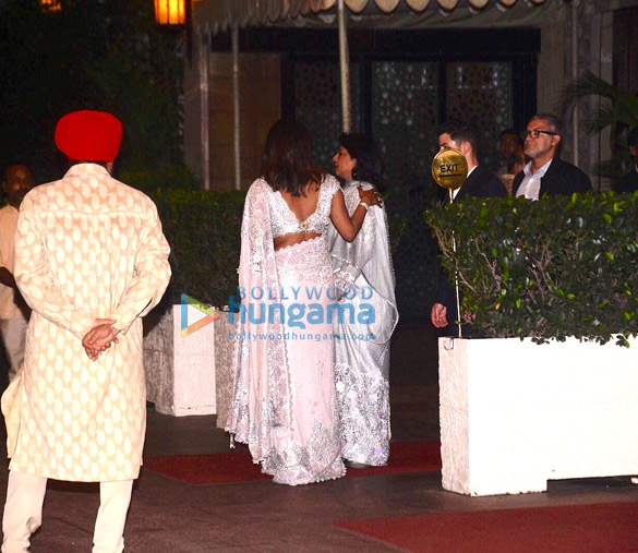 Priyanka Chopra, Nick Jonas and Madhu Chopra snapped for dinner in Taj Colaba Priyanka Chopra, Nick Jonas and Madhu Chopra snapped for dinner in Taj Colaba