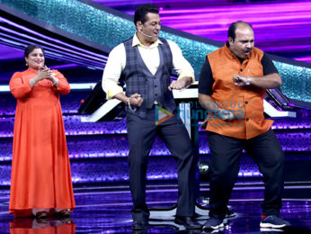Salman Khan and Dancing Uncle - Sanjeev Srivastav snapped in conversation on Dus Ka Dum
