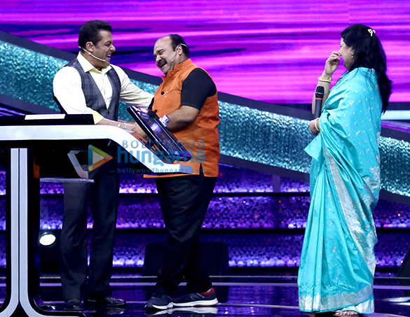 Salman Khan and Dancing Uncle – Sanjeev Srivastav snapped in conversation on Dus Ka Dum