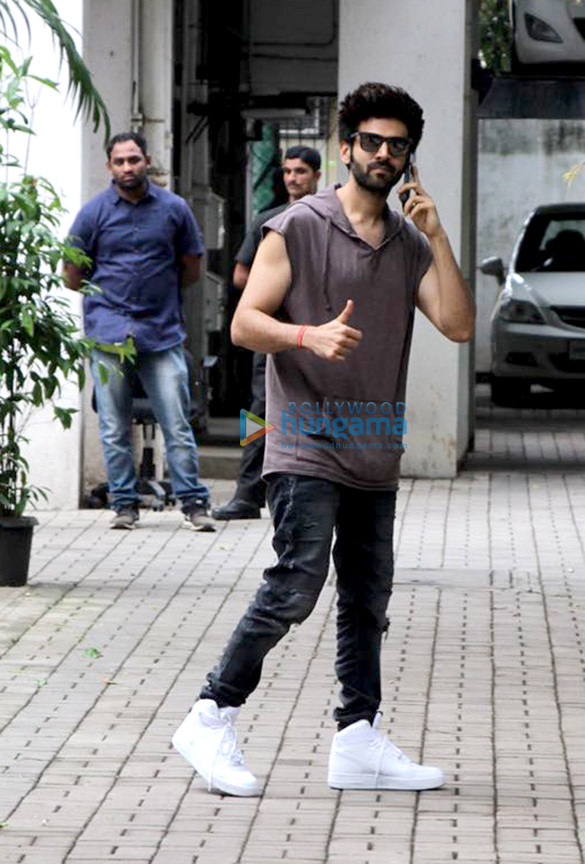 Kartik Aaryan snapped at the Maddock Films office Kartik Aaryan snapped at the Maddock Films office