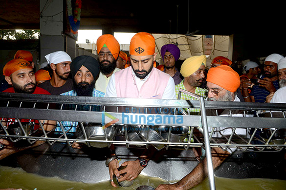 Manmarziyaan star Abhishek Bachchan seeks blessing at the Golden Temple