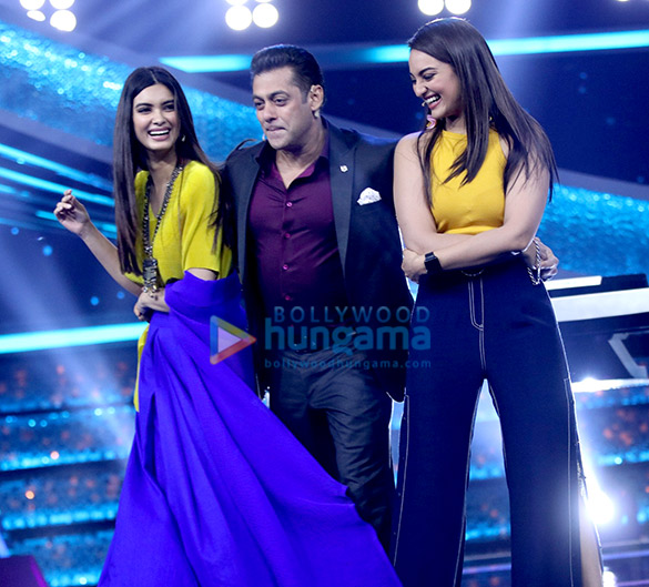 Sonakshi Sinha and Diana Penty promote Happy Phirr Bhag Jayegi on Salman Khan’s Dus Ka Dum Salman Khan snapped on sets of Dus Ka Dum