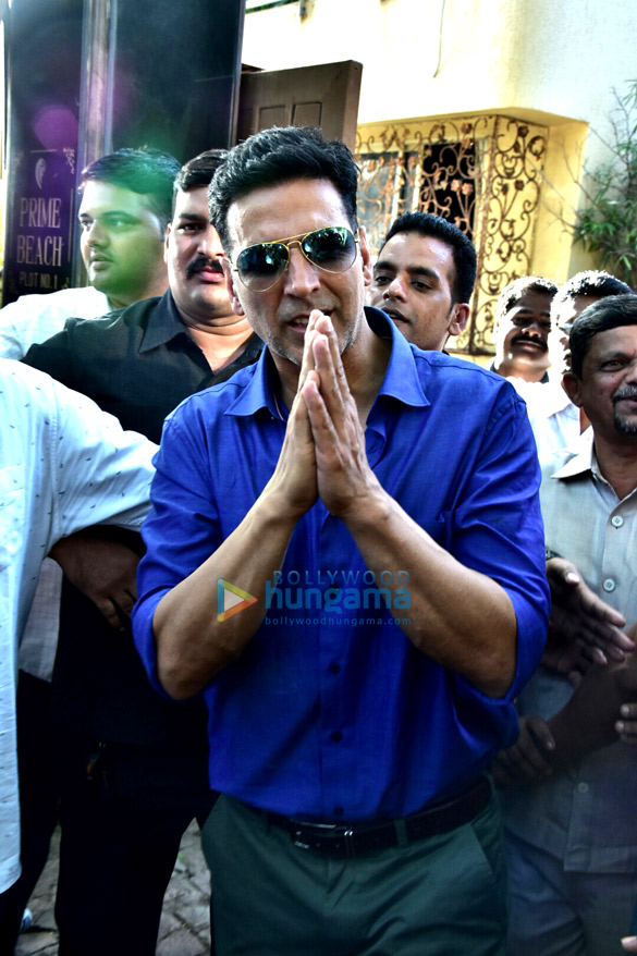 Akshay Kumar celebrates his birthday at his residence in Mumbai