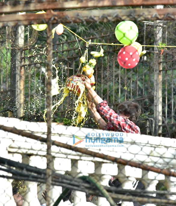 Shah Rukh Khan, Gauri Khan and AbRam greet fans on the occasion of Janmashtami Shah Rukh Khan, Gauri Khan and AbRam greet fans on the occasion of Janmashtami