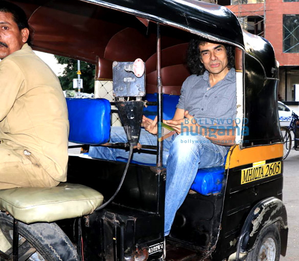Imtiaz Ali snapped taking in a rickshaw ride in Juhu Imtiaz Ali snapped taking in a rickshaw ride in Juhu