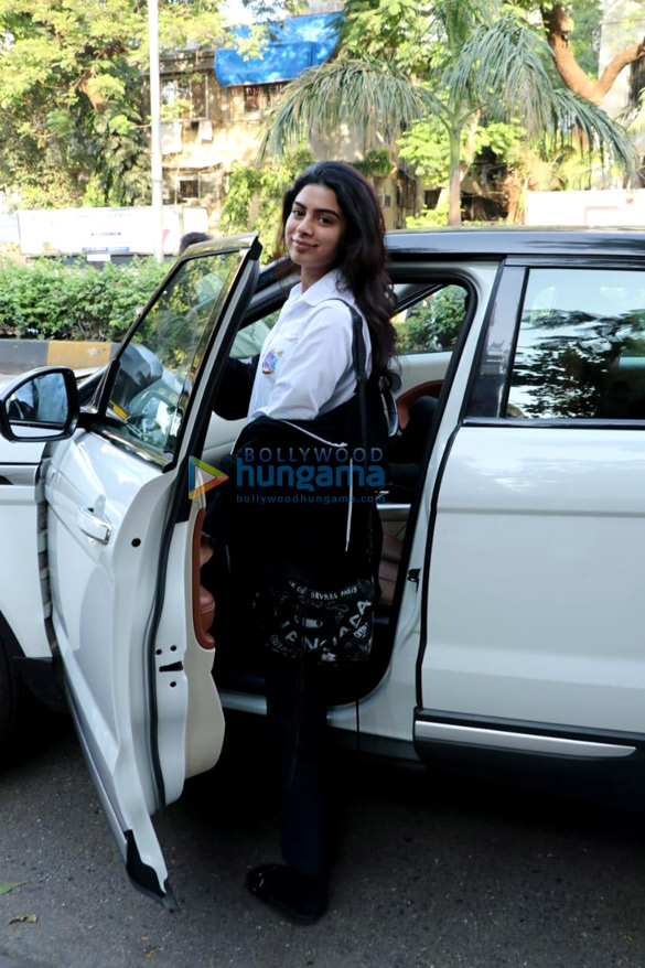 Khushi Kapoor snapped post salon session in Juhu Khushi Kapoor snapped post salon session in Juhu
