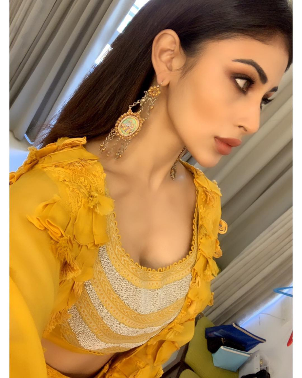 Mouni Roy in Anamika Khanna for MAMI 2018 Brunch (1)