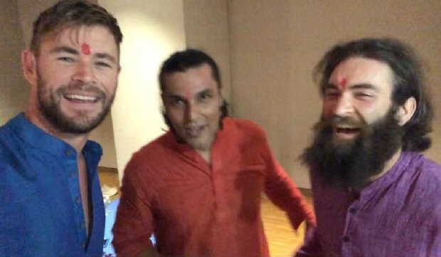 Diwali 2018 Chris Hemsworth Celebrates The Festival Of Lights With Randeep Hooda In Ahmedabad