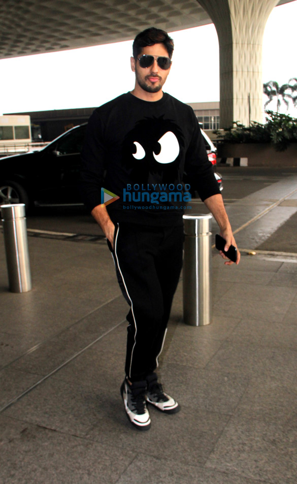Sidharth Malhotra, Raveena Tandon and others snapped at the airport Sidharth Malhotra, Raveena Tandon and others snapped at the airport