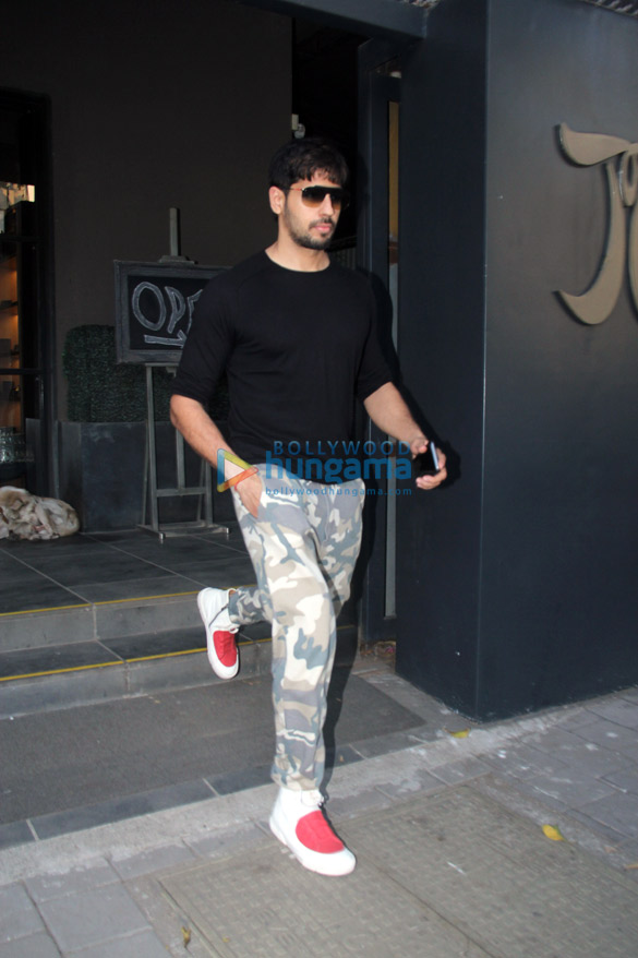 Sidharth Malhotra spotted at Santacruz