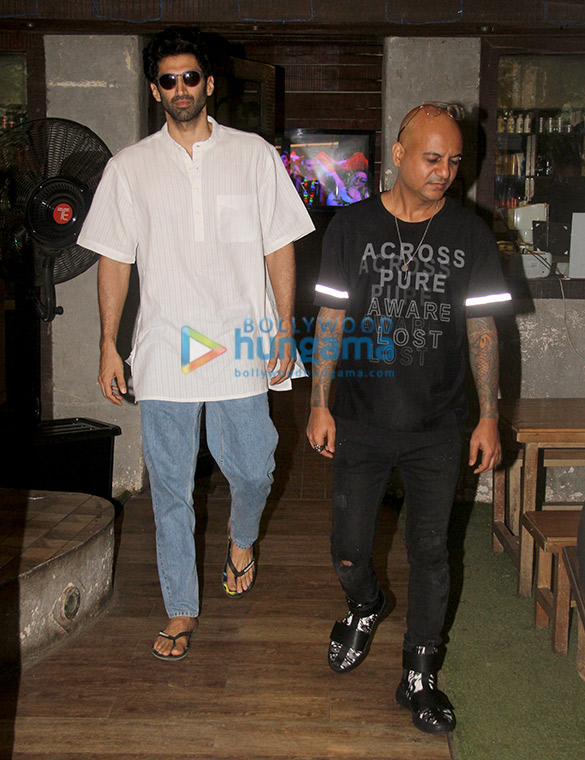 Aditya Roy Kapur spotted at a salon in Bandra Aditya Roy Kapur spotted at a salon in Bandra