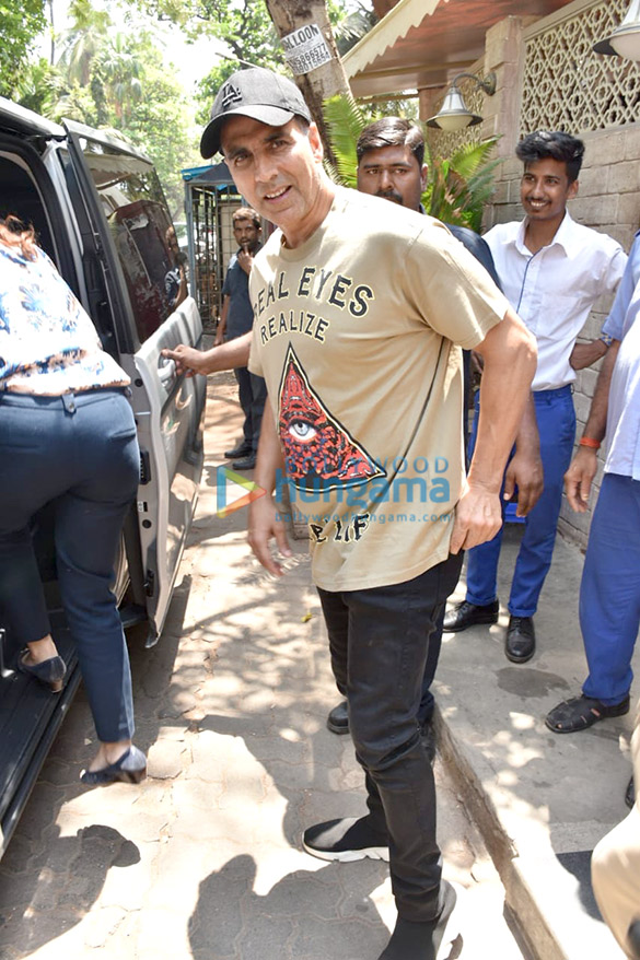 Akshay Kumar snapped with his family at Bayroute, Juhu