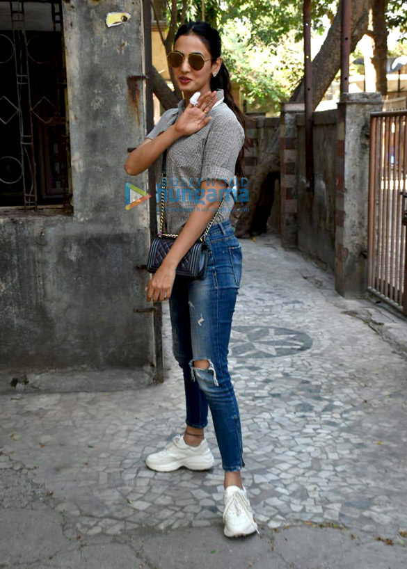 Sonal Chauhan snapped outside Skyfire producer Shabina Khan’s office Sonal Chauhan snapped outside Skyfire producer Shabina Khan's office