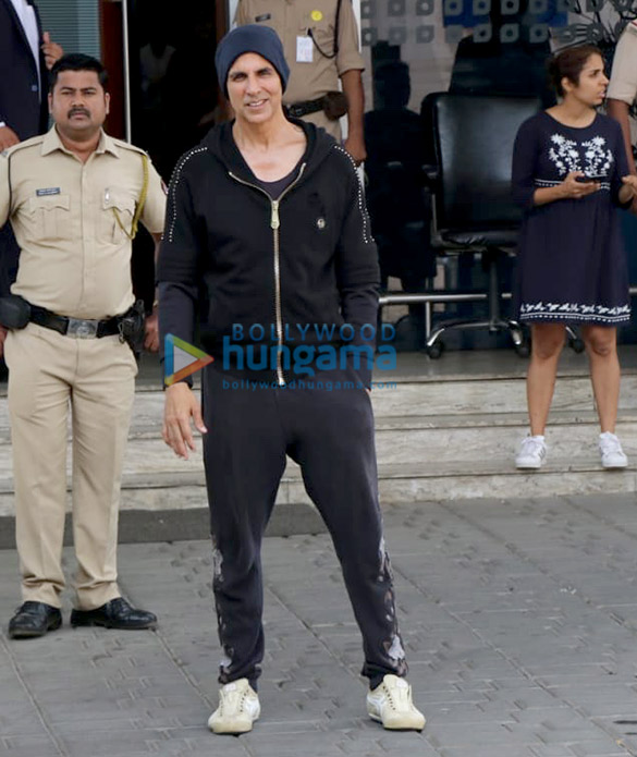 Photos: Akshay Kumar, Kangana Ranaut and others snapped at the airport Photos: Akshay Kumar, Kangana Ranaut and others snapped at the airport