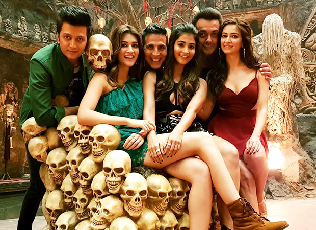 Akshay Kumar shared an exclusive still from Housefull 4 