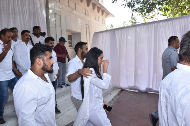 When Ajay Devgn consoled his daughter Nysa at the prayer meet of his late father Veeru Devgan