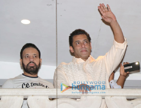 Photos: Salman Khan snapped greeting fans during Eid celebration Photos: Salman Khan snapped greeting fans during Eid celebration