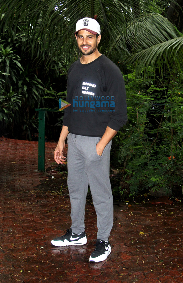Photos: Sidharth Malhotra spotted post dance rehearsals Photos: Sidharth Malhotra spotted post dance rehearsals