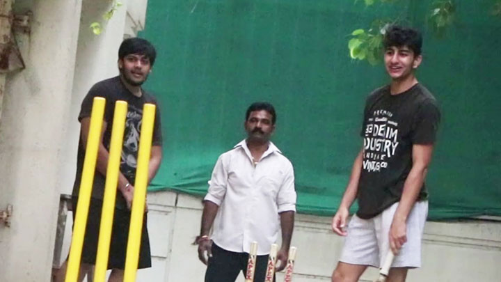 Ibrahim Ali Khan spotted playing Gully Cricket at home Ibrahim-Ali-Khan-spotted-playing-Gully-Cricket-at-home