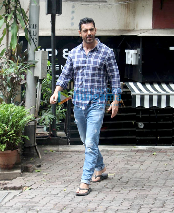 Photos: John Abraham spotted at Tip & Toe in Juhu Photos: John Abraham spotted at Tip & Toe in Juhu