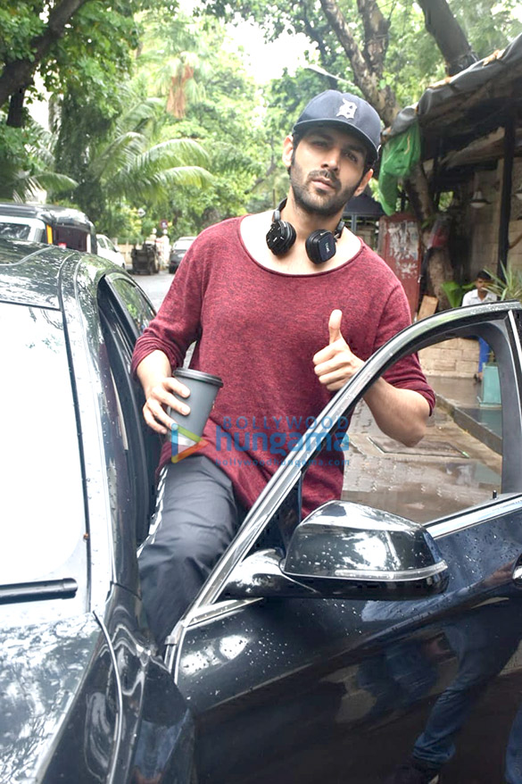 Photos: Kartik Aaryan snapped at dance class in Juhu