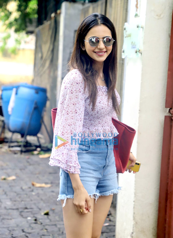 Photos: Rakul Preet Singh snapped at a dubbing studio in Juhu Photos: Rakul Preet Singh snapped at a dubbing studio in Juhu