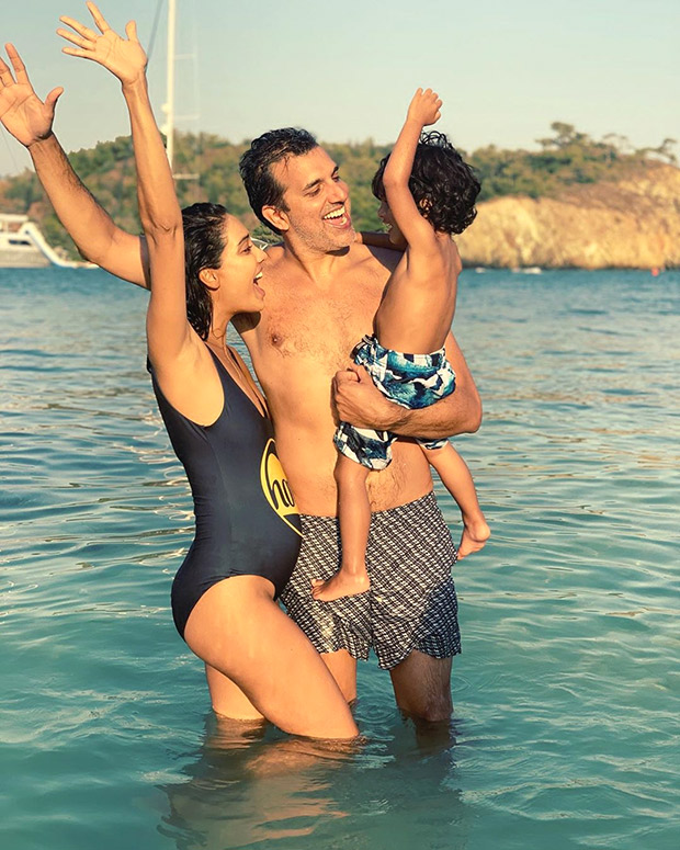 PARTY OF FOUR! Lisa Haydon announces her second pregnancy with an adorable photo with husband and son PARTY OF FOUR! Lisa Haydon announces her second pregnancy with an adorable photo with husband and son