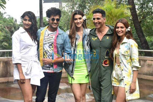 Photos: Akshay Kumar, Kriti Sanon and others snapped promoting their