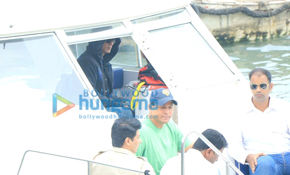 Photos: Shah Rukh Khan, Gauri Khan, Pragya Kapoor snapped at Gateway of India Photos: Shah Rukh Khan, Gauri Khan, Pragya Kapoor snapped at Gateway of India
