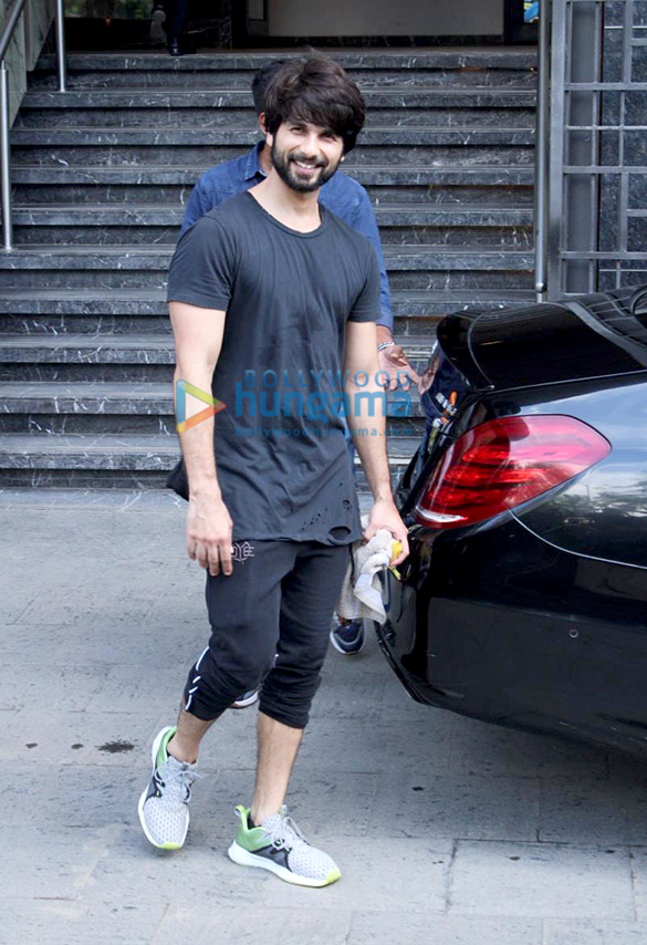 Photos: Shahid Kapoor spotted at the gym in Juhu Photos: Shahid Kapoor spotted at the gym in Juhu