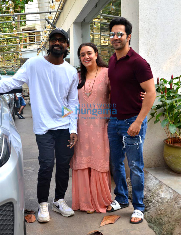 Photos: Varun Dhawan and Ananya Panday snapped at a dubbing studio in Juhu Photos: Varun Dhawan and Ananya Panday snapped at a dubbing studio in Juhu